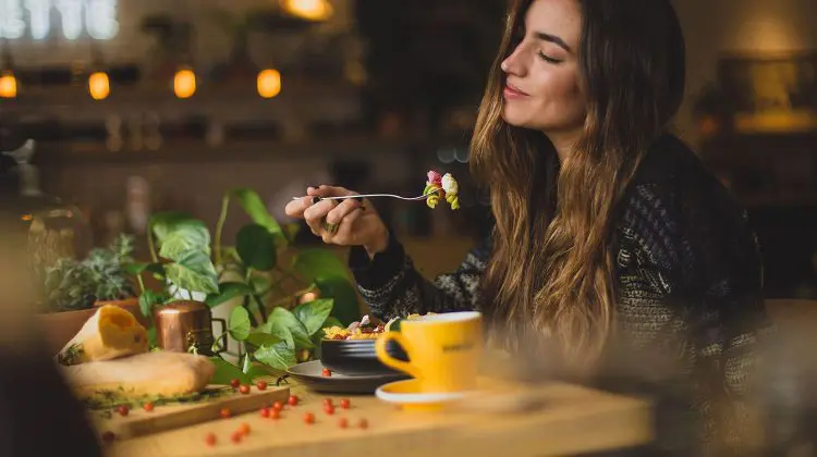 Studiu: Când trebue să fie ultima masă ca să scapi de kilogramele în plus? Recomandările unui celebru dietetician