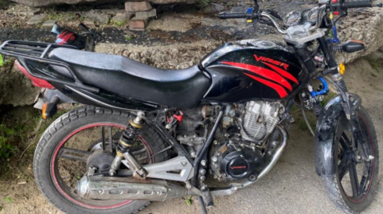 VIDEO Minor din Capitală – pe mâna polițiștilor! A înhățat o motocicletă din curtea unui bloc și a plecat acasă