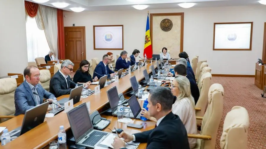 VIDEO Vor să sporească transparență în activitatea oamenilor legii. Au votat regulamentul ce ține de camerele de corp