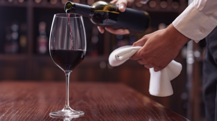 VIDEO Vrei să devii somelier? Abilitățile care te vor ajuta să ai succes în lumea vinului
