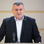 Novac: „Prețurile la stațiile PECO au luat-o total razna”. PAS a respins reducerea TVA la carburanți