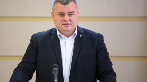 Novac: „Prețurile la stațiile PECO au luat-o total razna”. PAS a respins reducerea TVA la carburanți