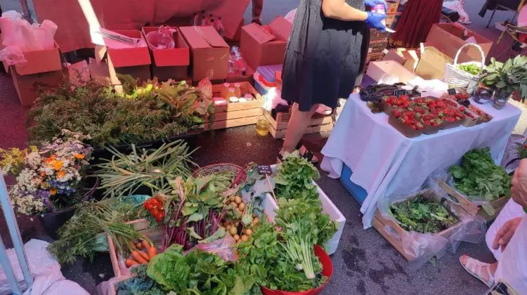 Start târgurilor cu produse autohtone: Capitala, împânzită de tarabe cu zarzavaturi