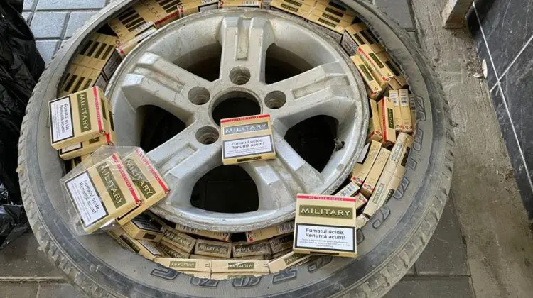 FOTO Contrabandist ghinionist. A încercat să scoată din țară țigări ascunse în roata de rezervă a mașinii