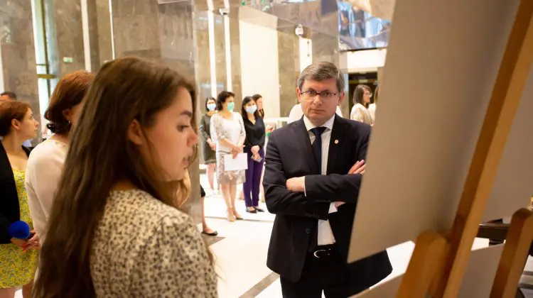 VIDEO Grosu, în rol de profesor chiar în incinta Parlamentului. Note nu a dat, însă a ascultat prezentările studenților