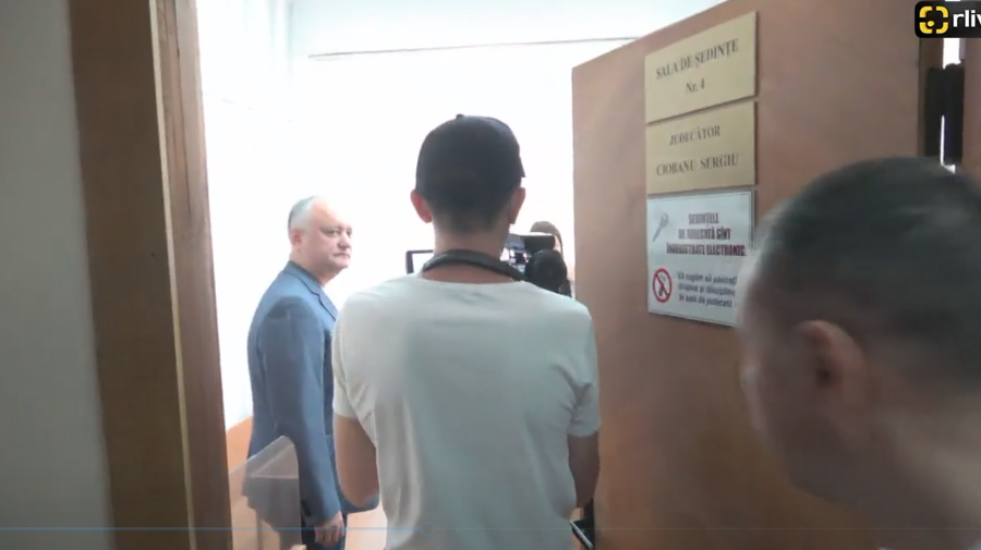 VIDEO Momentul în care fostul președinte merge în sala de judecată. Paza nu a permis presei să intre