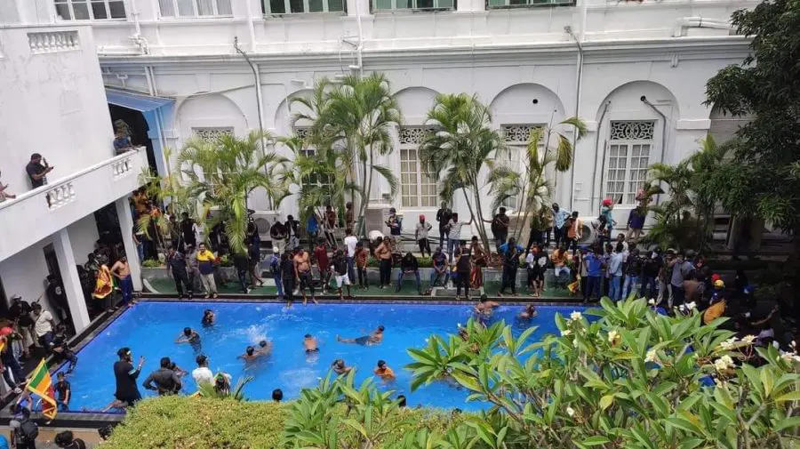 VIDEO Protestatarii din Sri Lanka, în reședința de stat: S-au scăldat în bazin, au făcut fotografii și au furat la greu