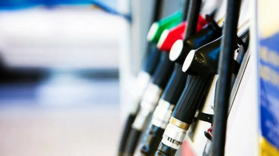Zi potrivită pentru a-ți alimenta mașina. Cât vor costa carburanții joi