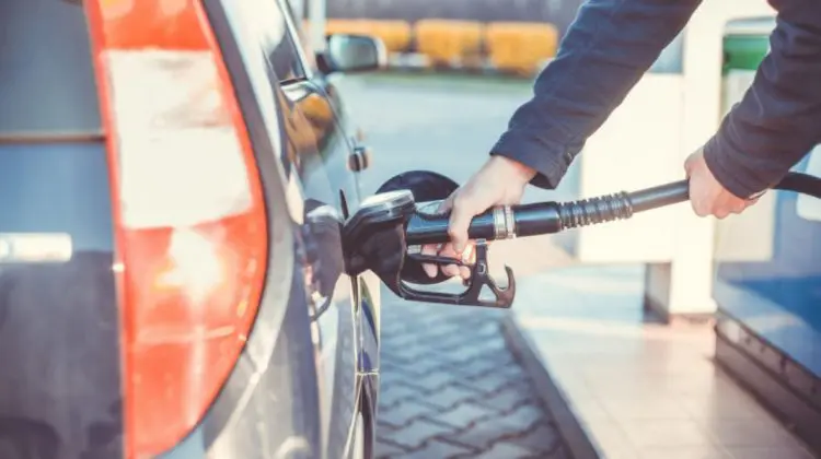 Benzina se ieftinește cu 14 bani! Cât vor costa carburanții vineri