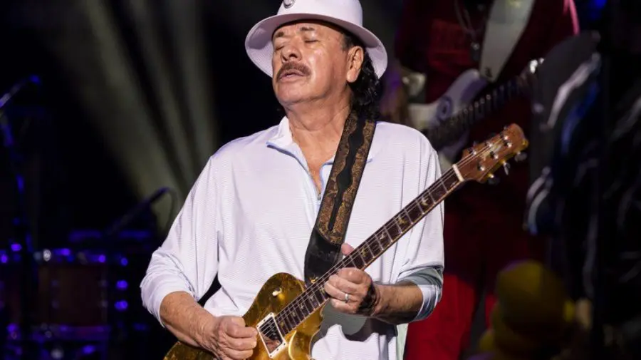 VIDEO Chitaristul Carlos Santana s-a prăbușit pe o scenă din Detroit. Motivul