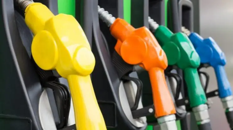 O nouă zi, cu noi ieftiniri! Cât vor costa carburanții în weekend