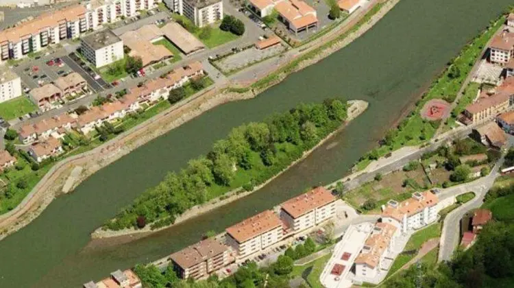 Insula din Europa care trece de la o țară la alta de două ori pe an