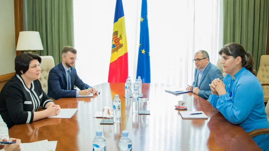 FOTO Kovesi a ajuns la Guvern! Gavrilița: Lupta împotriva corupției va rămâne înscrisă în ADN-ul acestei guvernări
