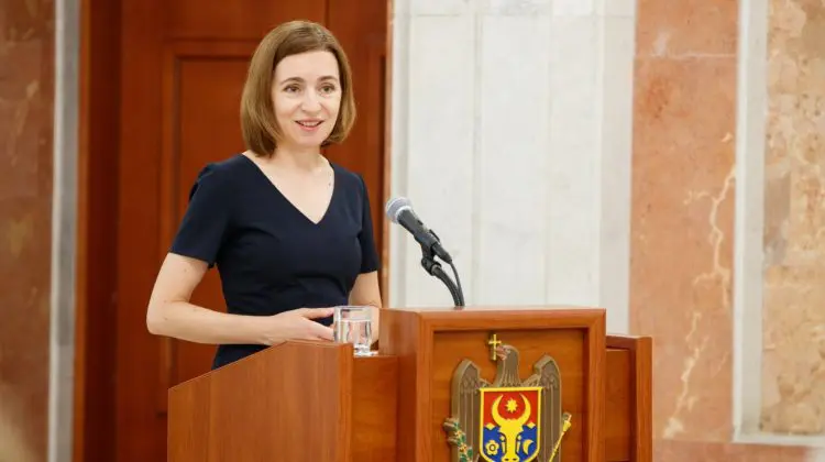 Omagii și distincții. Șefa statului a felicitat profesorii cu Ziua profesională. Îndemnul lansat de Sandu către aceștia
