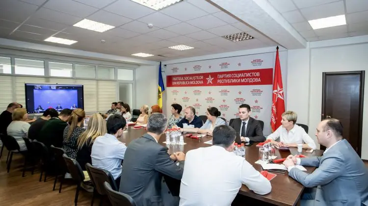 Socialiștii moldoveni fură de la comuniștii chinezi. Și-au dat întâlnire în mediul online