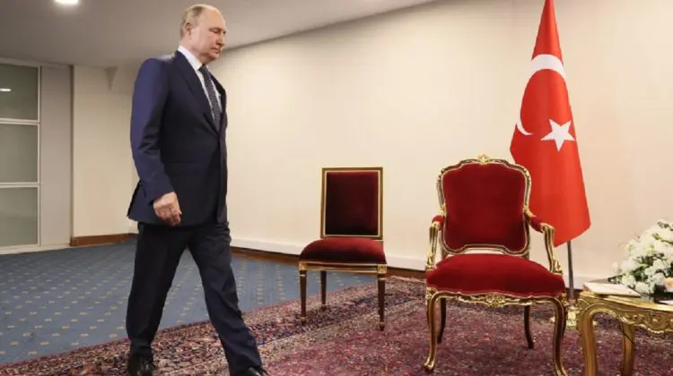 Imagini VIDEO virale: Putin, lăsat să îl aștepte pe Erdogan, într-o sală cu presa