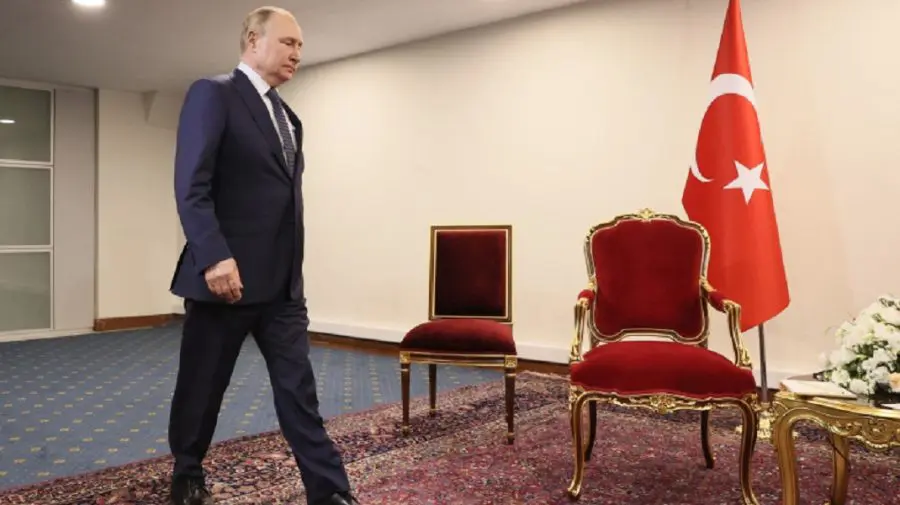 Imagini VIDEO virale: Putin, lăsat să îl aștepte pe Erdogan, într-o sală cu presa
