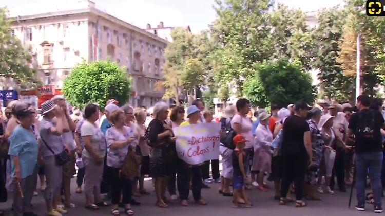 VIDEO Veneau de la piață, sunt în concediu sau o susțin pe Tauber. De ce au mers manifestanții la Procuratură?