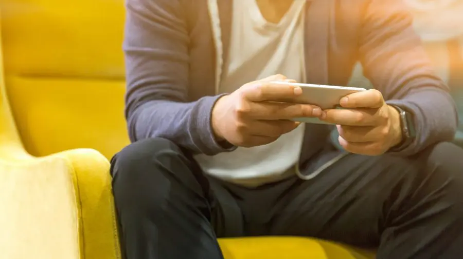 Telefonul setat pe modul silențios poate crea mai mult stres. Recomandările experților