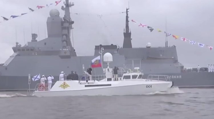 VIDEO Ura, ura, uraaa! Putin, de pe o barcă, și-a felicitat flota militară. Nu s-a băgat la Sevastopol