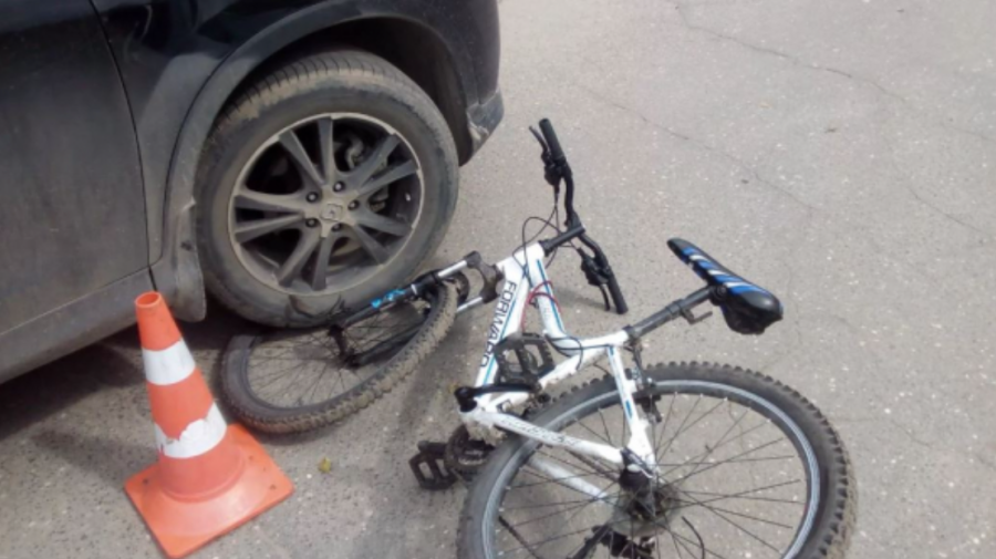La un pas de tragedie! Un copil din Comrat – transportat la spital după ce a ajuns sub roțile unui automobil
