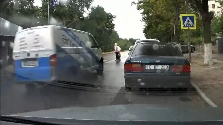 VIDEO cu puternic impact emoțional: O femeie cu copil, striviți pe o trece de pietoni din Capitală