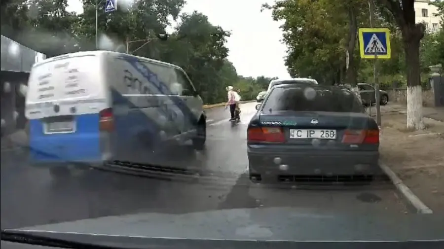 VIDEO cu puternic impact emoțional: O femeie cu copil, striviți pe o trece de pietoni din Capitală