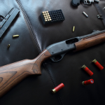 VIDEO Trei bărbați din Drochia, percheziționați. Dețineau ilegal arme și muniții