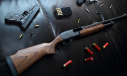 VIDEO Trei bărbați din Drochia, percheziționați. Dețineau ilegal arme și muniții