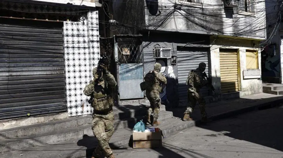 VIDEO Brazilia: Cel puţin 18 morţi într-o operaţiune a poliţiei, care a intervenit cu avioane şi vehicule blindate