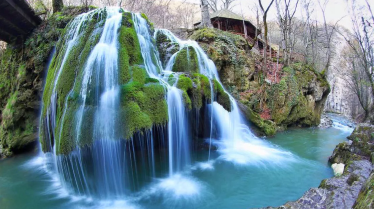 Este considerat cel mai spectaculos loc din România! Legenda cascadei prăbușite