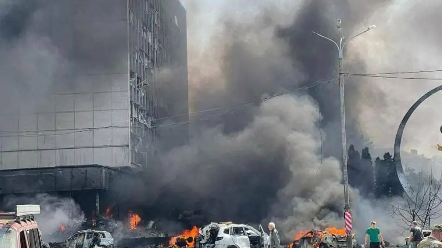 VIDEO Șocant! Momentul exploziei de la Vinița, surprins de camerele de supraveghere. Oamenii se aruncă la pământ