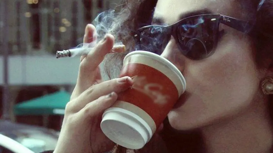 E mai grav decât crezi. Ce se întâmplă dacă fumezi și bei cafea pe stomacul gol