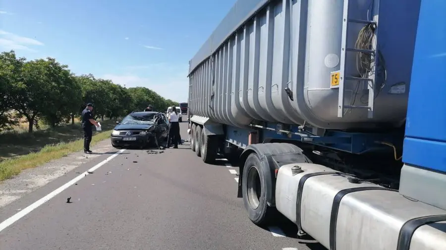 FOTO Depășire periculoasă la Florești! Două unități de transport s-au tamponat violent