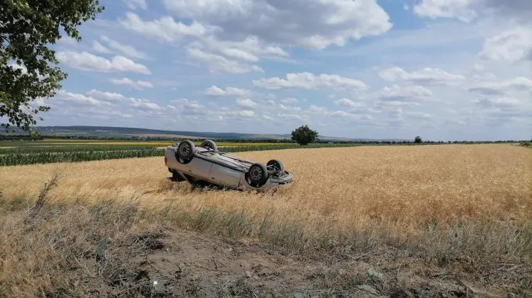 FOTO A depășit un camion și s-a inversat într-un câmp de la Florești! Șoferița a ajuns la spital