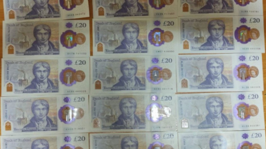 VIDEO Mii de lire sterline – sustrase dintr-o stație PECO! Cine sunt persoanele suspecte