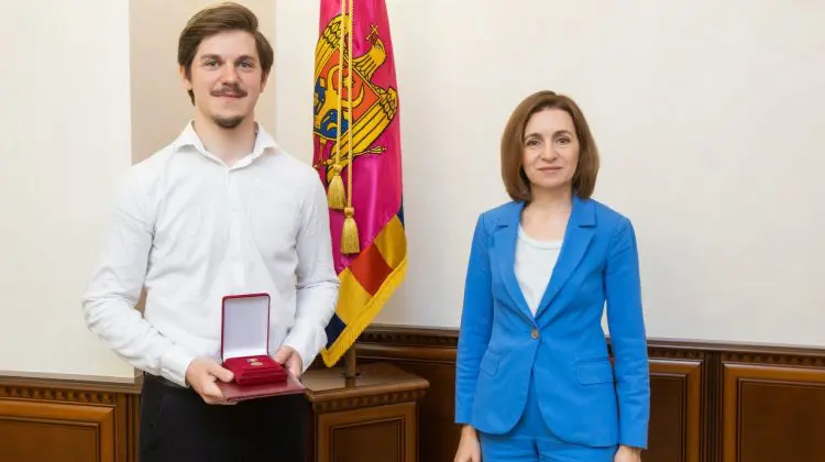 FOTO, VIDEO Aprecieri de la Maia Sandu! Președinta a oferit unui tânăr acordeonist titlul onorific de „Maestru în Artă”
