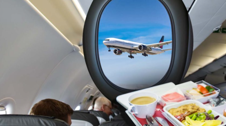 Te-ai întrebat vreodată de ce unele alimente au gust diferit când le consumi în avion!? Motivul este surprinzător