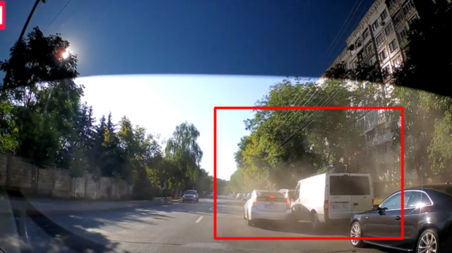 VIDEO Ghinion matinal! Momentul în care un șofer lovește din mers trei automobile