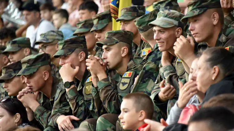 FOTO Au „ținut pumnii” pentru jucătorii moldoveni! Zeci de militarii au mers la un meci de fotbal