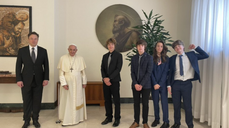 Elon Musk a revenit pe Twitter! Cel mai bogat om din lume a publicat o fotografie cu Papa Francisc