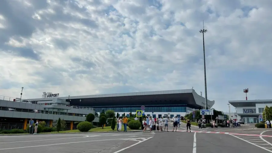 VIDEO Uimitor sau nu prea? Alerta cu bombă de la Aeroport, falsă. Pasagerii revin în avione și la terminale