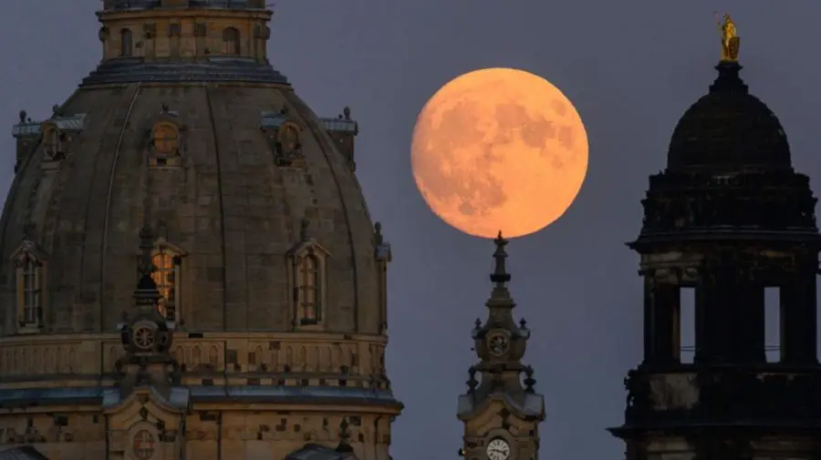 FOTO, VIDEO Spectacol pe cer! Cum a fost văzută cea mai mare lună plină din 2022 în diferite colțuri ale lumii