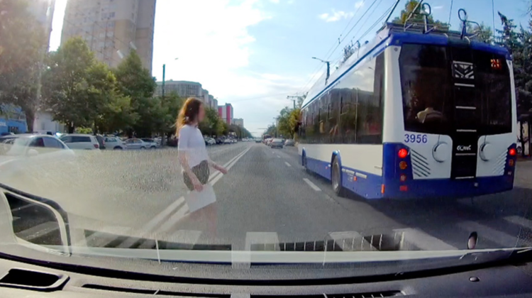 VIDEO La un pas de tragedie. Cum un şofer de troleibuz din Chişinău neglijează în viteză trecerea de pietoni
