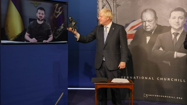 (VIDEO) Un simbol al eroismului: Johnson i-a conferit lui Zelenski Premiul „Winston Churchill pentru Leadership”