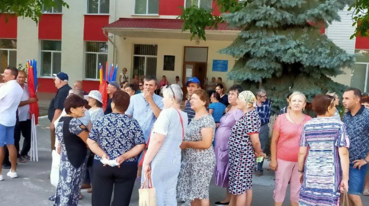 VIDEO „Problemele au început cu venirea lor”! Sute de oameni din Vulcănești au cerut demisia actualei guvernări