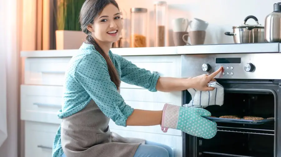 Secretul unui cuptor curat ca lacrima! Ingredientul minune îl are fiecare în casă