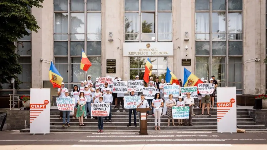 Tinerii mișcării civice „O viață nouă” cer demisia Guvernului ca urmare a deciziei de lichidare a universităților