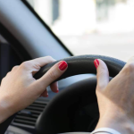 Șoferița unui Volvo, amendată de polițiști, în Chișinău. Ce a încălcat