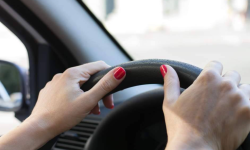 Șoferița unui Volvo, amendată de polițiști, în Chișinău. Ce a încălcat